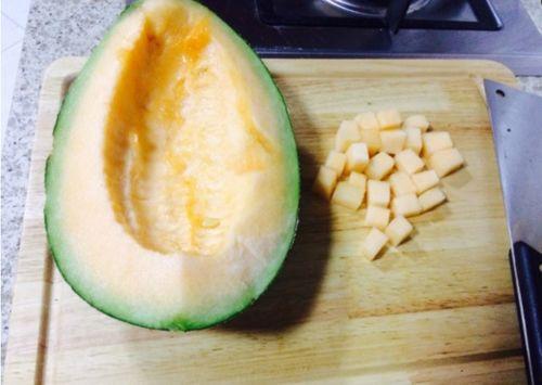 蛋黄吃哈密瓜视频,创意美食视频走红网络