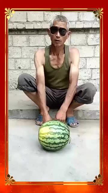 农村大爷吃瓜,悠闲生活的一抹清凉